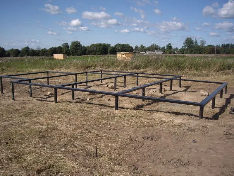 Монтаж свайного фундамента